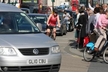 SCHIMBARI: Prioritatea pentru pietoni si biciclisti in UK